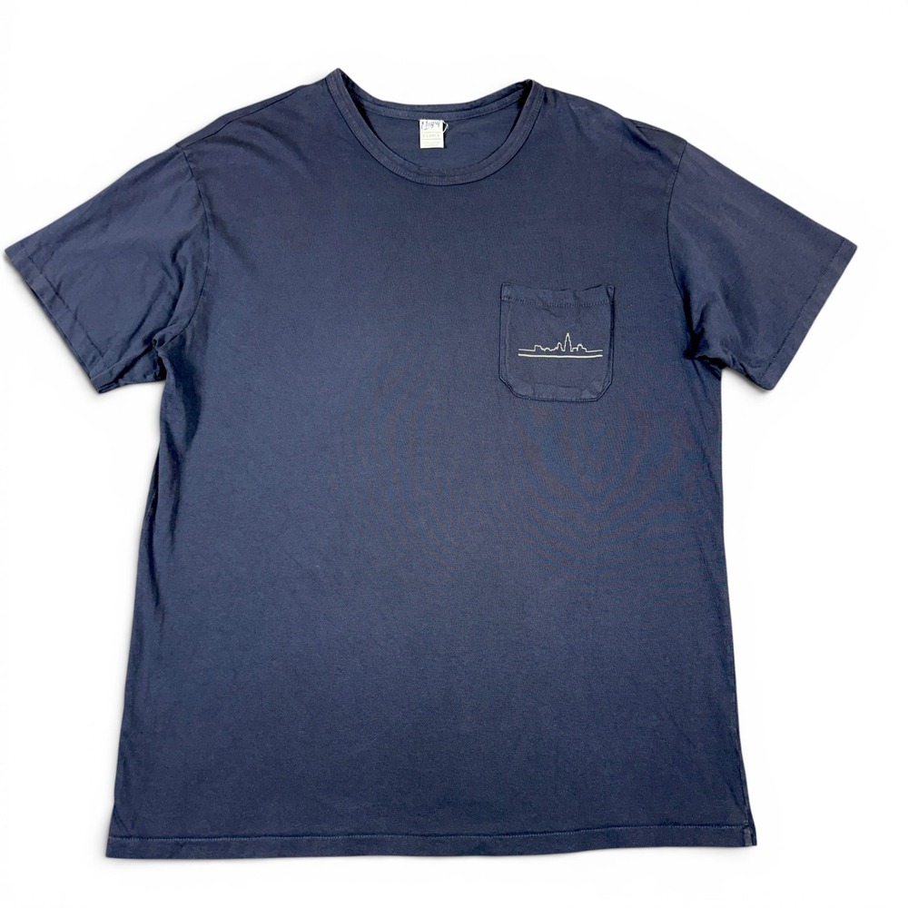 Mugsy Mens Chicago Skyline T-Shirt XL Navy Blue Pocket Tee USA Urban Casual Soft